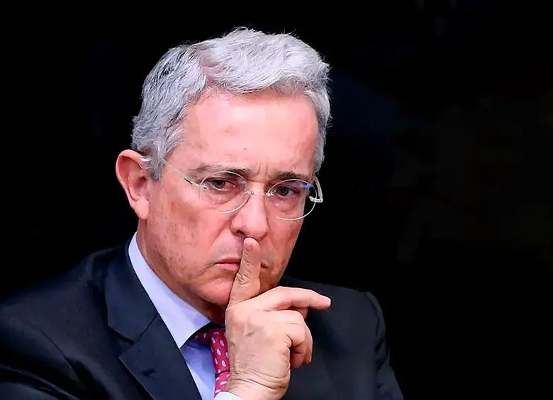 Dos videos se reprodujeron en el juicio contra el expresidente Álvaro Uribe, lo que generó molestias e indignación. FOTO: El Colombiano