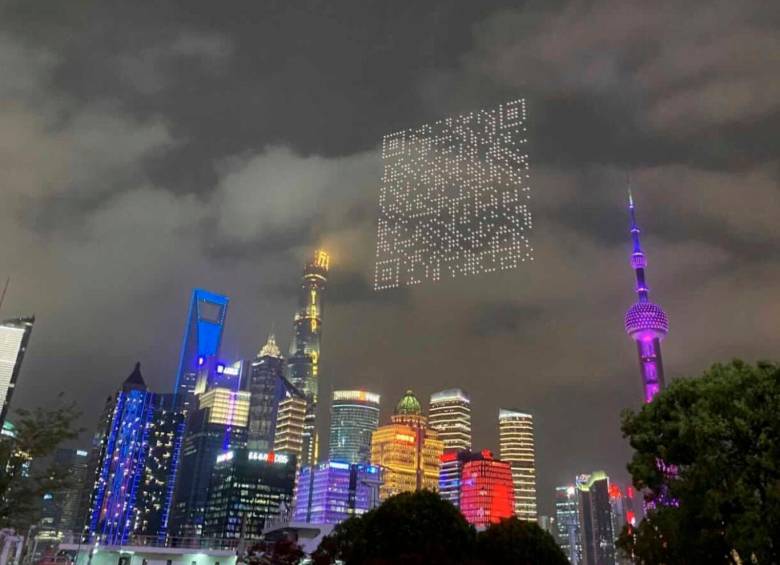 Así se vio sobre el cielo de Shanghái el código QR formado por los 1.500 drones. FOTO Tomada de @cygames_inc