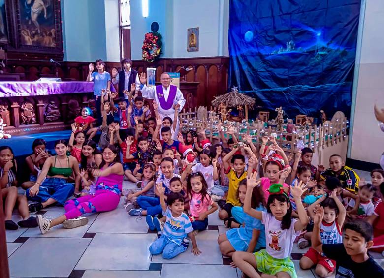 Desde hace varios años, decenas de niños llegan para cumplir la cita con la novena navideña en la capilla del San Pedro. FOTO cortesía