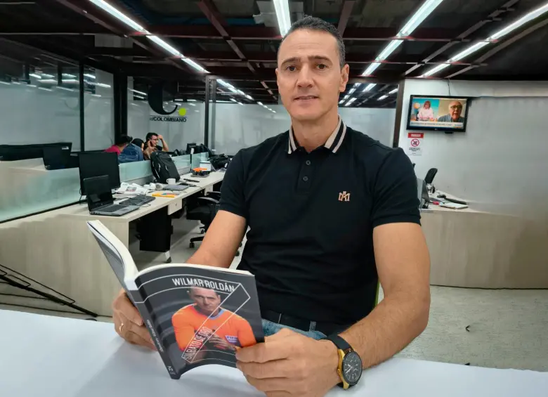 Wilmar Roldán exhibe orgulloso el libro de su autobiografía que acaba de publicarle la editorial Zaíno. FOTO JEANN RODRÍGUEZ CARO 