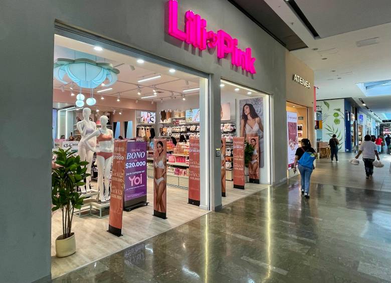 Locales comerciales relacionados con Koaj y Lili Pink en sectores como Unicentro y Toberín fueron alcanzados por las medidas judiciales.
