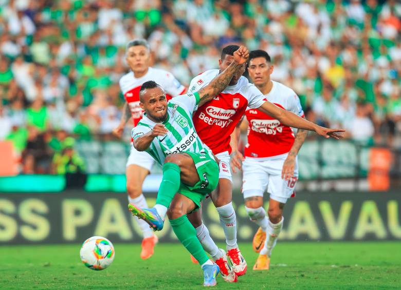 Imágenes del último duelo entre Nacional y Santa Fe en el Atanasio, cuando el cardenal terminó festejando en los cuadrangulares de la pasada Liga. FOTO CAMILO SUÁREZ