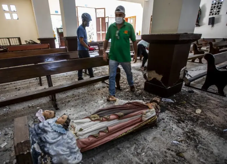Fotografía de la iglesia de Viterbo, Caldas, donde hubo graves daños al interior; a la izquierda, una calle de Filandia, Quindío. FOTO Julio César Herrera