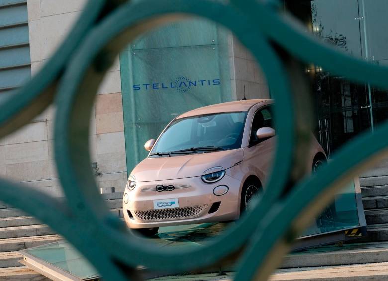 Letrero Stellantis colocado en la entrada principal del edificio Fiat Mirafiori en Turín, Italia,. Foto EFE