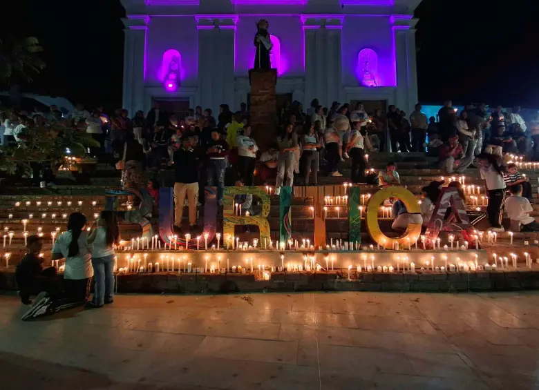 La comunidad de Buriticá se reunió para orar por el eterno descanso de Michelle Dayana Henao Chavarría. Foto: Alcaldía Buriticá