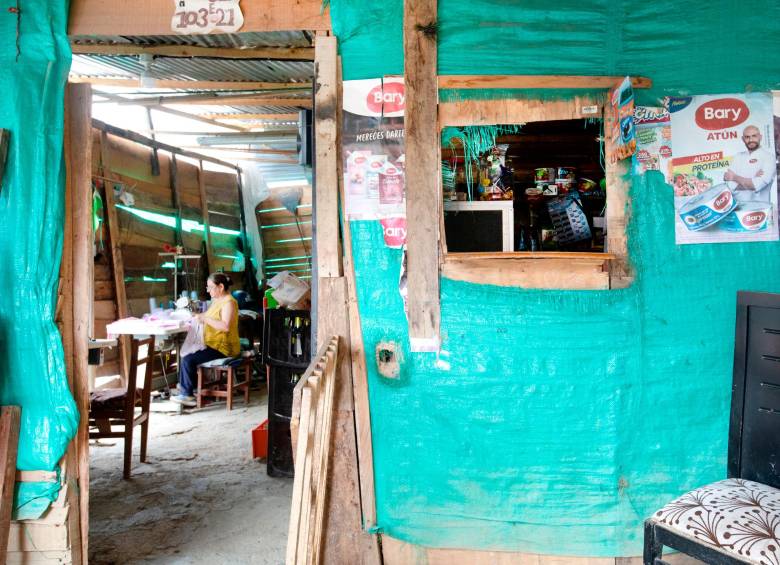 La vida en un barrio de invasión donde alquilan casas de tablas hasta por 300.000 pesos