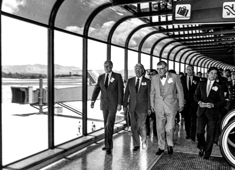 El presidente Belisario Betancur y su antecesor, Julio César Turbay Ayala, en un recorrido por el aeropuerto de Rionegro el 29 de agosto de 1985. FOTO CIP-EL COLOMBIANO