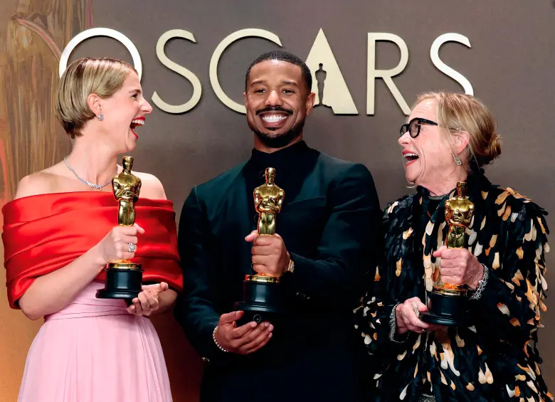 Jessie Buckley, Michael B. Jordan y Amy Madigan con sus respectivos galardones. FOTO AFP