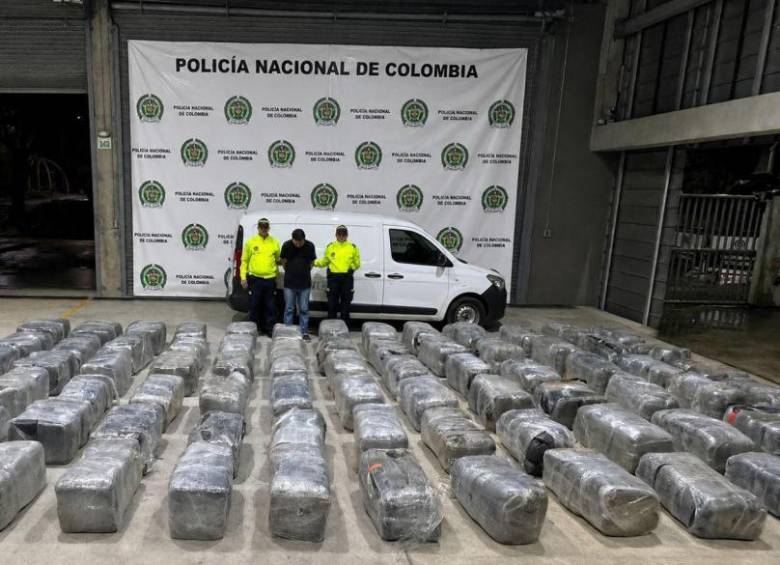 La marihuana decomisada y la persona aprehendida fueron puestos a órdenes de las autoridades. FOTO: POLICÍA METROPOLITANA