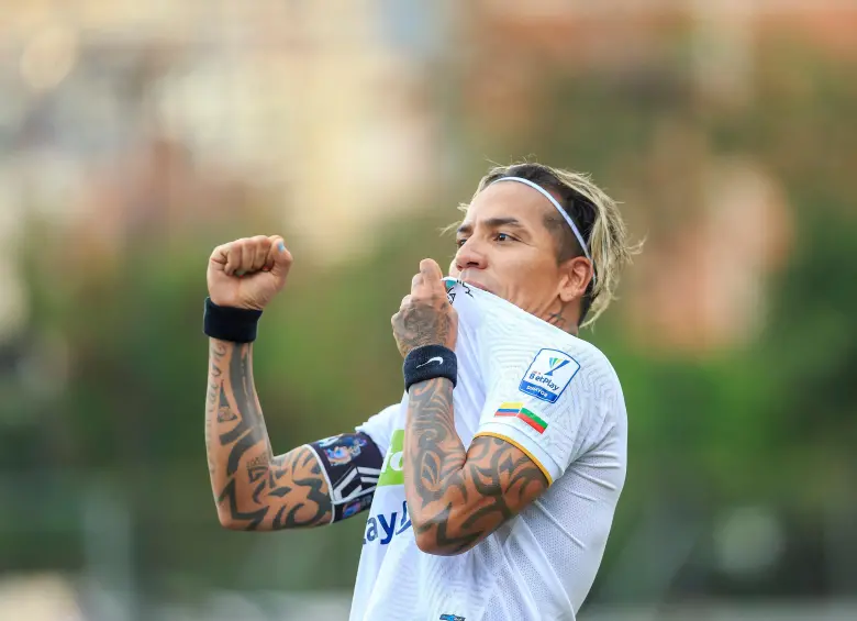 El delantero tolimense Dayro Moreno celebra un gol besando el escudo de la camiseta del Once Caldas, el equipo de su vida, durante un juego en el Polideportivo Sur de Envigado. FOTO: Camilo Suárez