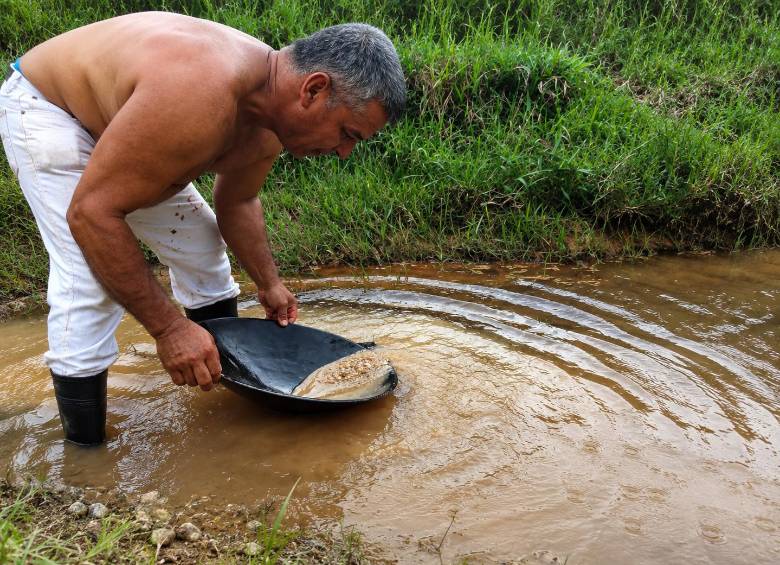 Un minero de Remedios poniendo a prueba el bioinsumo. Foto: cortesía.