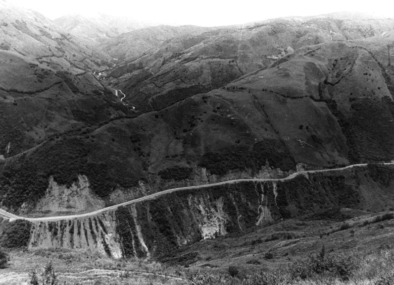Panorámica de 1994 de la vía al mar en el tramo entre Santa Fe de Antioquia y Cañasgordas. FOTO Donaldo Zuluaga | Archivo CIP El Colombiano