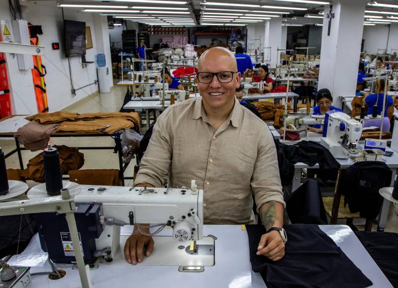Andrey Pérez, quien aprendió el oficio de la costura en el taller de su madre, es el rostro detrás de Productora Ancona. FOTO Julio César Herrera. 