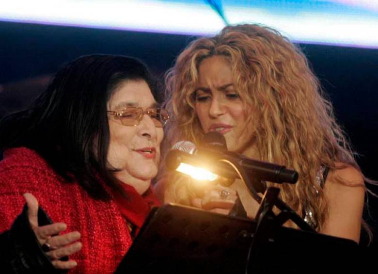 De las pocas colaboraciones con mujeres que ha hecho la colombiana, la que hizo con Mercedes Sosa —la canción La maza, de Silvio Rodríguez— es una de las más recordadas. Foto: Efe.