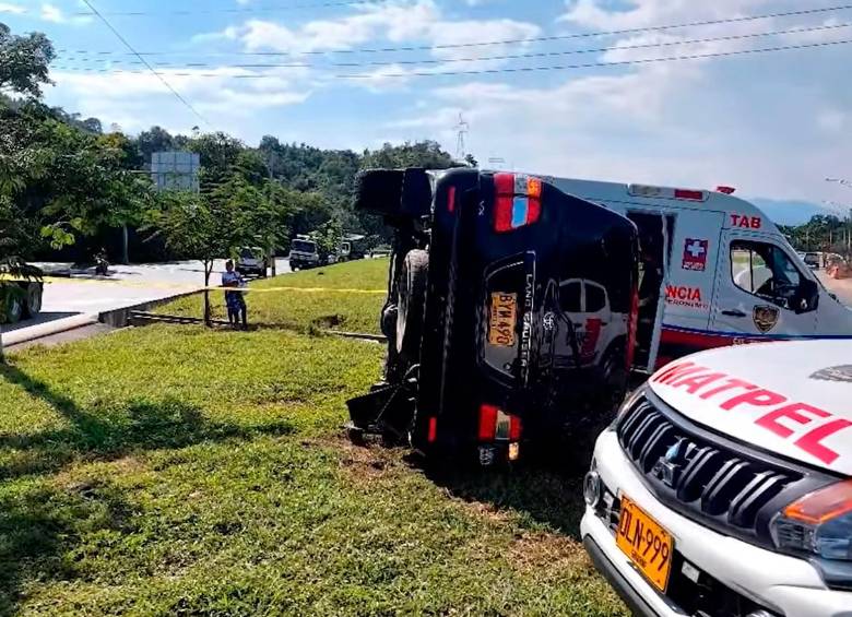 Este vehículo se volcó luego de que se le estallara una de sus llantas, hecho que provocó la muerte de su conductor. FOTO: CORTESÍA TELEREGIÓN