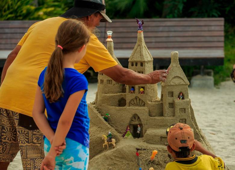 Alonso ha estado creando sus castillos acompañado de decenas de niños que llegan con sus familias a Parques del Río. FOTOS: CAMILO SUÁREZ