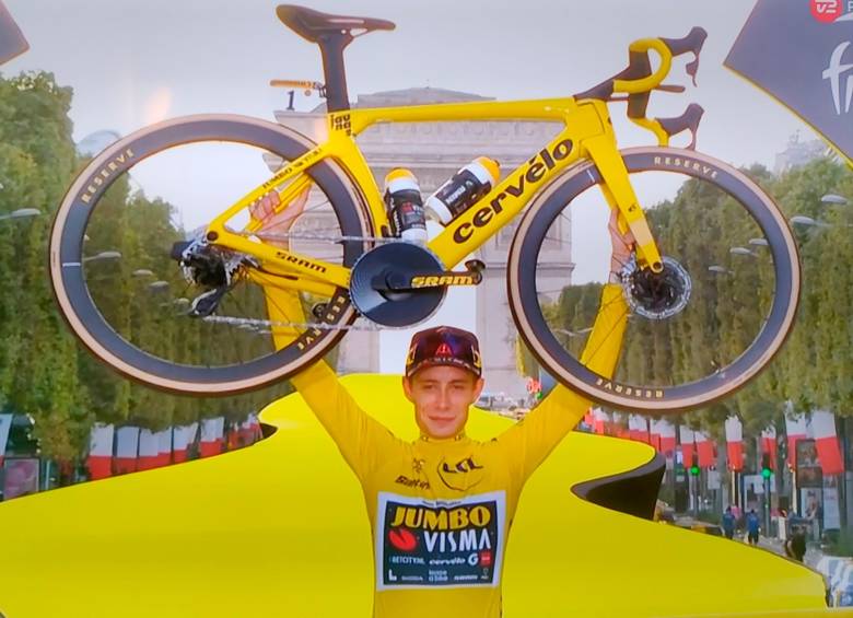 Jonas Vingegaard es bicampeón del Tour de Francia. FOTO TWITTER @JumboVismaRoad