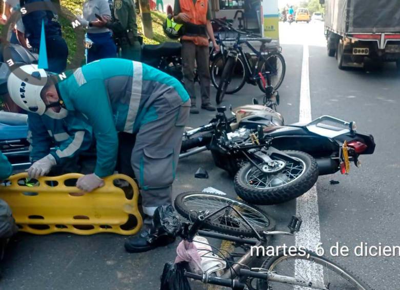 En este accidente perdió la vida Jhon Jairo Zapata Arango, de 65 años, en el barrio El Volador, de Medellín. El motociclista estaba invadiendo la ciclorrita, según las autoridades. FOTO: CORTESÍA
