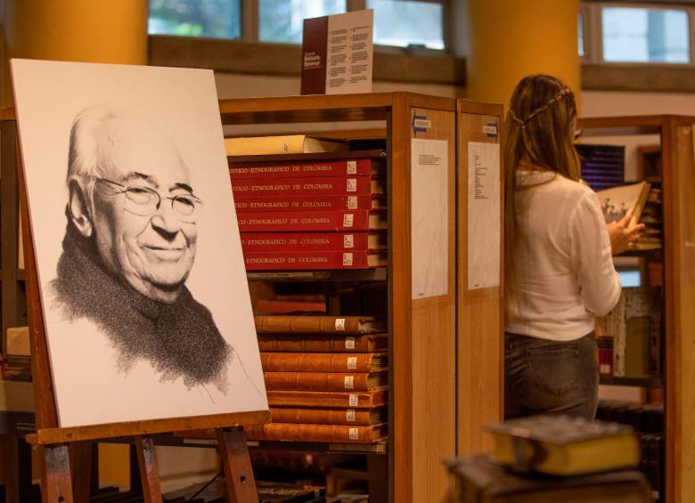 En la Biblioteca de la UPB hay una sala con los libros y las piezas de arte donados por el expresidente. Foto: Esneyder Gutiérrez.