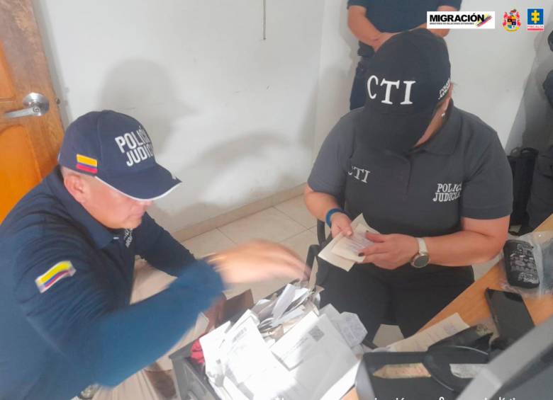 El CTI y Migración Colombia participaron en los allanamientos realizados en Santa Marta y el municipio de Fundación, en Magdalena. FOTO: CORTESÍA DE FISCALÍA.