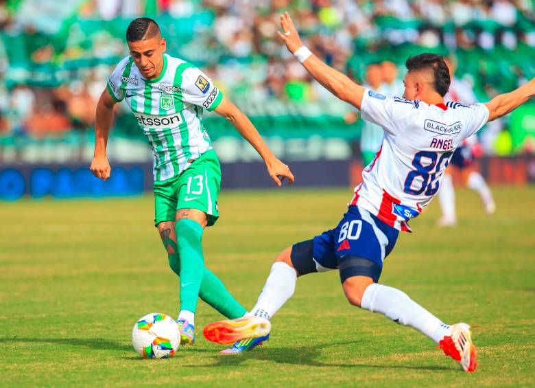 En la imagen aparece el lateral uruguayo Camilo Cándido durante la derrota verdolaga frente al Junior de Barranquilla. FOTO CAMILO SUÁREZ