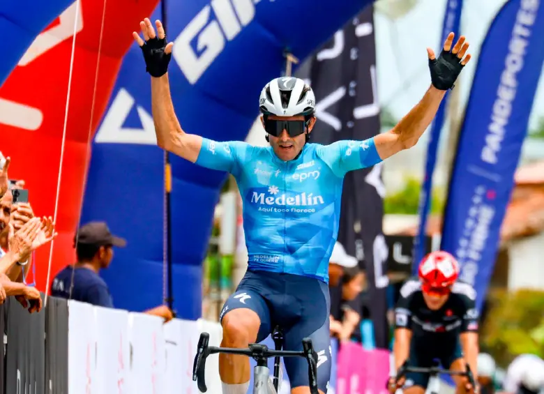 Óscar Sevilla, de 48 años, aún sigue dando batalla en el pedalismo de Colombia. FOTO X-TEAM MEDELLÍN