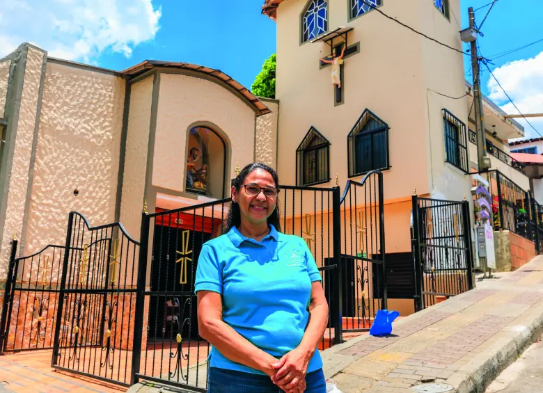 Dora Elena López, a sus 58 años, en la parroquia San Jerónimo de La Gabriela en Bello, la cual vio y ayudó a fundar. FOTO Camilo Suárez.