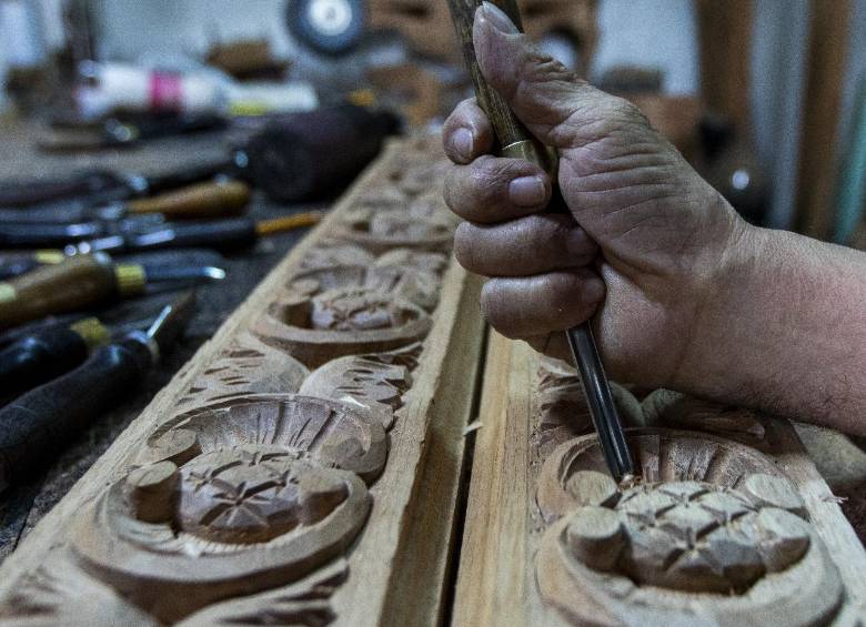 Las manos del maestro Sigifredo le dan forma a los curiosos diseños con los que descresta a sus clientes. FOTO: Julio Herrera.