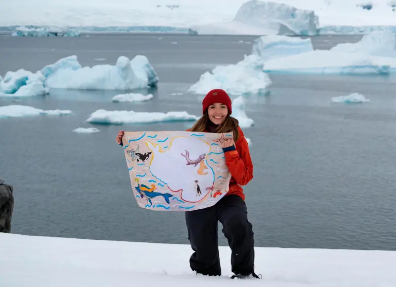 Bandera de niños de colegio de Colombia en la Antártida, en colaboración con APECS Colombia. FOTO cortesía James Bradley y APECS