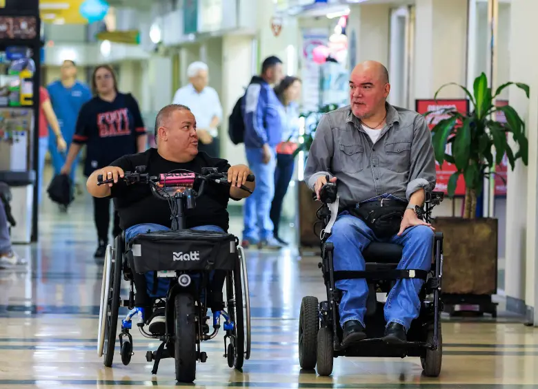 Robeiro Correa (izq.) y Luis Fernando Isaza (Der.) son miembros de la Corporación Fuerza Incluyente. FOTO Camilo Suárez.