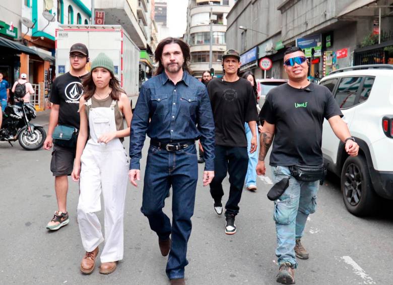 Juanes caminando por las calles del centro de Medellín este finde. FOTO Manuel Saldarriaga.