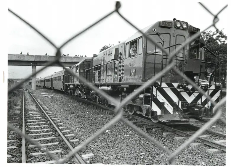 El ferrocarril de Antioquia y al fondo el puente peatonal de una de las estaciones del sistema metro. FOTO: Archivo EL COLOMBIANO