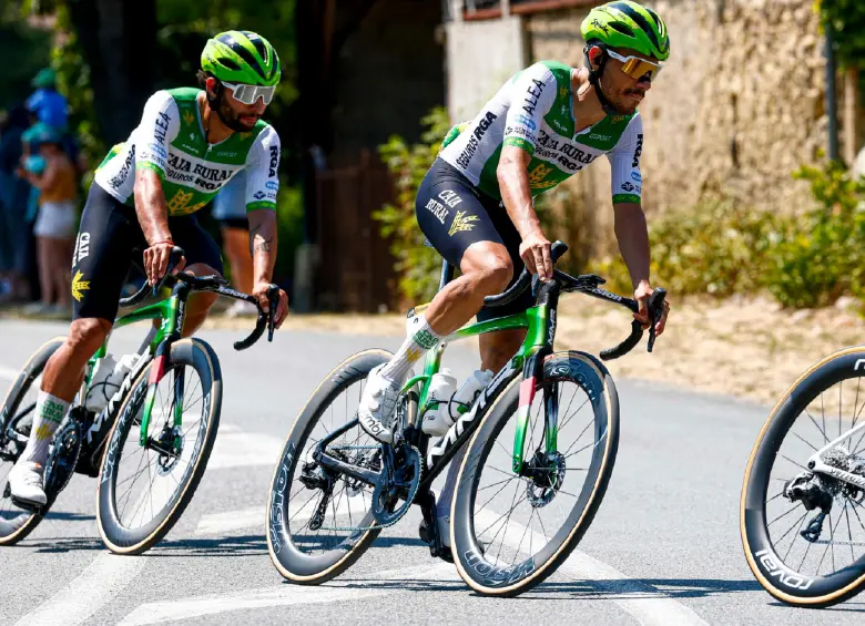 Fernando Gaviria (atrás) buscará tener desquite más adelante en el Tour-2026. FOTO: X-CAJA RURAL