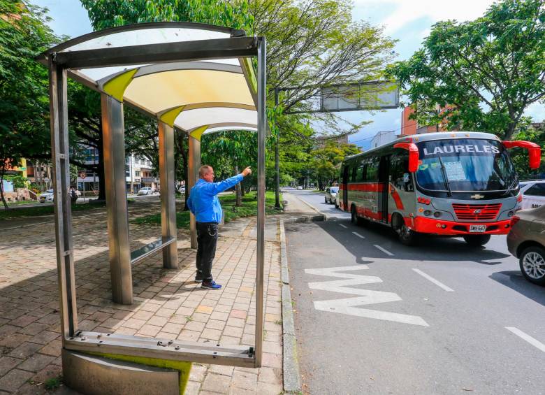 Paraderos de buses están sin doliente en Medellín, vandalizados y sin tecnología