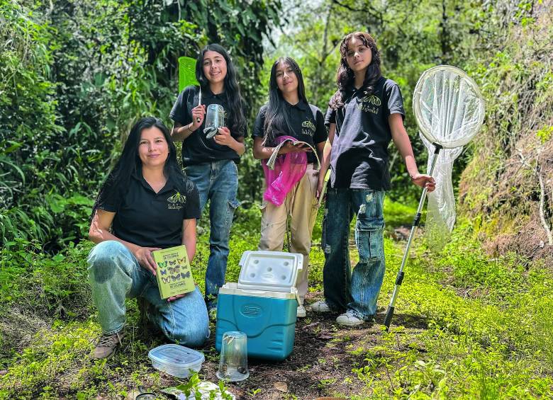 Juliana Villada, líder de Casa de Mariposas, acompañada de Salomé, Antonella y Mariángel. Todas sueñan con ir a París. FOTO Andrés Duque. 