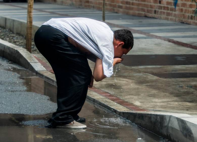 El refugio y hasta algo tan elemental como el agua son cosas que los habitantes de calle tienen que rebuscarse de las formas más penosas. Cada vez son más y la atención cada vez escasea más. FOTos julio césar herrera