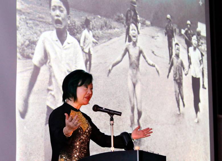 La vietnamita-canadiense Phan Thi Kim Phuc pronuncia su discurso ante su fotografía ganadora del Premio Pulitzer del 8 de junio de 1972 durante la guerra de Vietnam, en una conferencia en Nagoya, prefectura de Aichi, el 13 de abril de 2013. Ella es la niña de la foto. FOTO: AFP