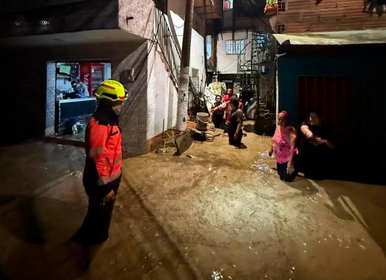 En los sectores de La Iguaná y Altavista las aguas inundaron vías y generaron alarma entre los habitantes. FOTO: CORTESÍA ALCALDÍA