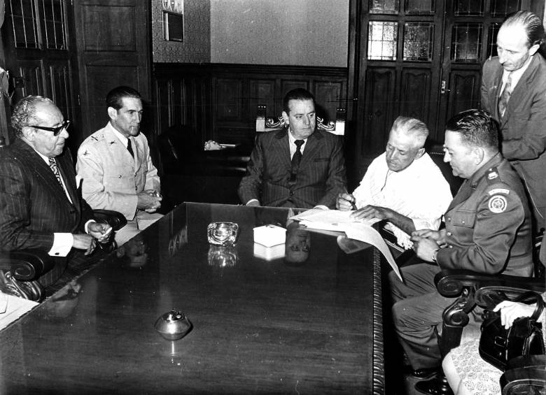 Firma de la promesa de venta al departamento de la casa donde nació José María Córdova en el municipio de Concepción, en 1973. Diego Calle Restrepo está en el centro de la foto. FOTO ARCHIVO EL COLOMBIANO. 