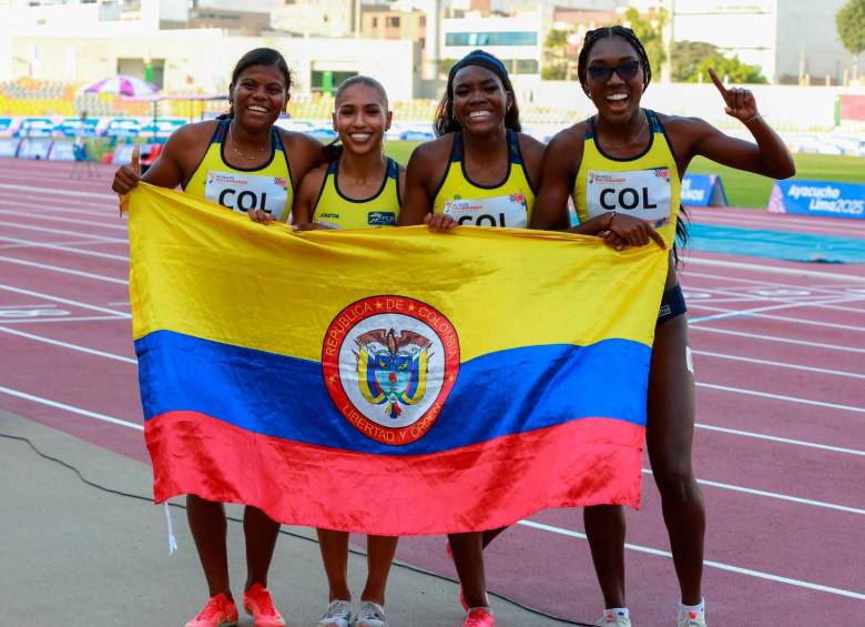 El equipo de atletismo femenino conquistó el oro y estableció nuevo récord bolivariano en la prueba de 4x400. Lo integran María Fernanda Rocha, Karen Vélez, Paula Loboa y Lina Licona FOTO: COC.