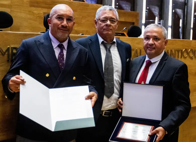 El diputado Carlos Humberto García entrega al gerente de Coopetraban, Manuel Mosquera Osorio y al presidente del Consejo de Administración, Álvaro Mejía Molina, la máxima distinción de la Asamblea de Antioquia. Crédito: Julio César Herrera