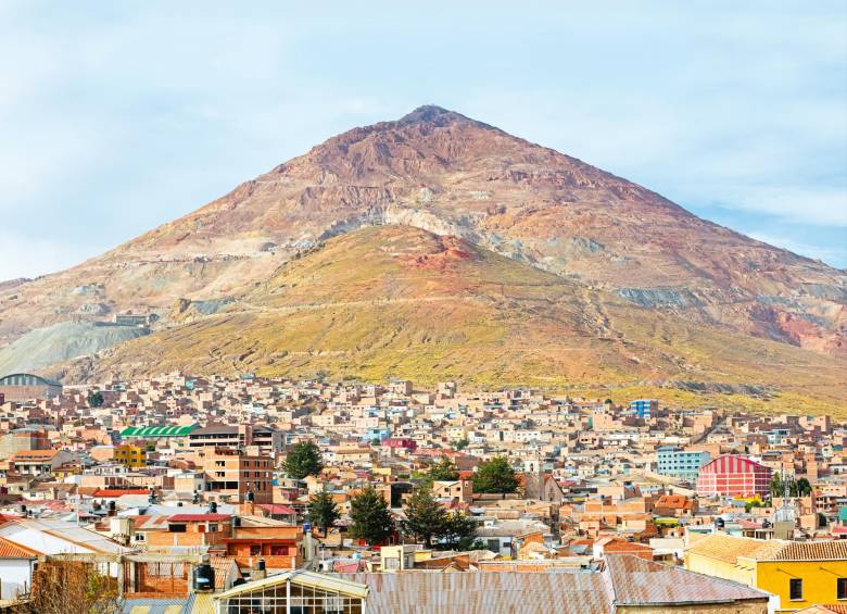 Cerro Rico, el legendario yacimiento de plata en Potosí, Bolivia, amenaza con derrumbarse. Más de 11.000 mineros siguen trabajando allí. Foto: Getty.