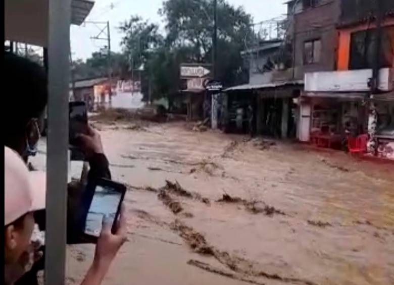 Así fue el desbordamiento de la quebrada en el barrio Santo Domingo, nororiente de Medellín. FOTO: CORTESÍA DENUNCIAS ANTIOQUIA.