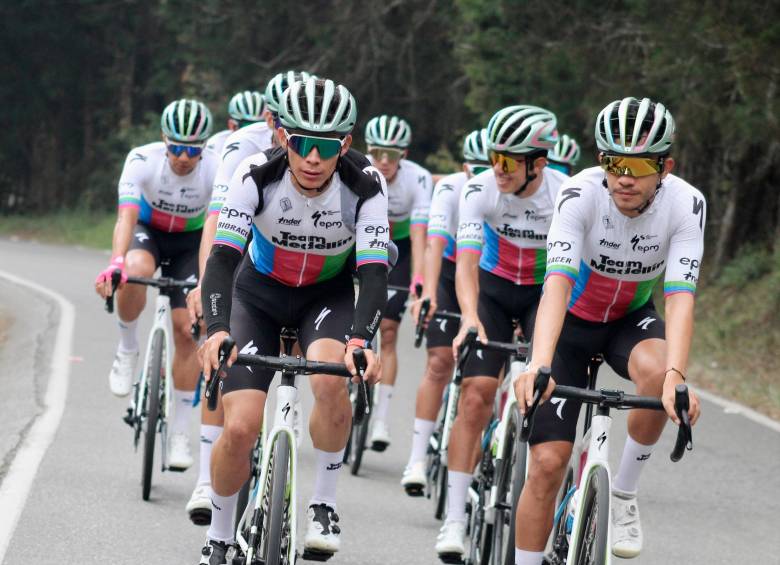 Miguel Ángel López (izq.) no ha parado de entrenar, junto al Team Medellín, esperando la oportunidad de volver a competir. Sus familiares le piden a la UCI que cierre su caso. . FOTO CORTESÍA DIEGO GIRALDO-TEAM MEDELLÍN