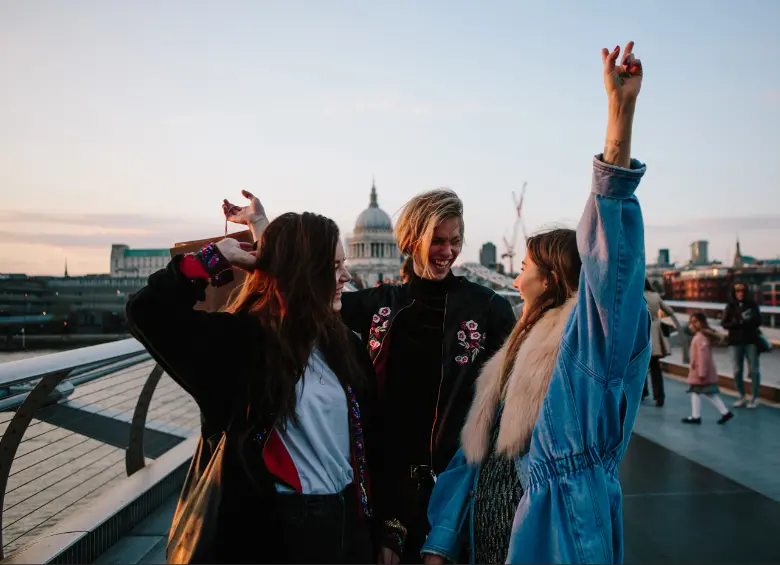 Los amigos también suelen ser la mejor compañía para recorrer el mundo, por lo que no está de más hacerlo en 2026. FOTO: GETTY – Booking.com