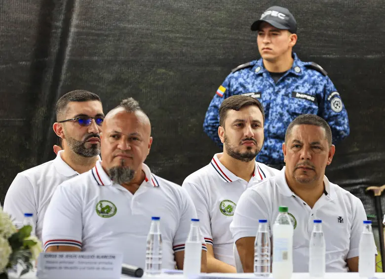 A Freyner Alfonso Ramírez García (frente, izq.), alias Carlos Pesebre, y a Juan Carlos Mesa Vallejo (frente der.), alias Tom, los dejaron libres, mientras que a Iván Darío Suárez Muñoz, alias Iván El Barbado, y a Elder Zapata Arias, alias Grande Pa, les quitaron la orden de captura. FOTO: MANUEL SALDARRIAGA