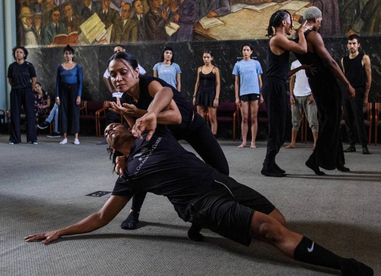 Participantes del taller abierto de El Colegio del Cuerpo en la Sala del Concejo del Museo de Antioquia, bajo el fresco La República de Pedro Nel Gómez. FOTO Julio César Herrera