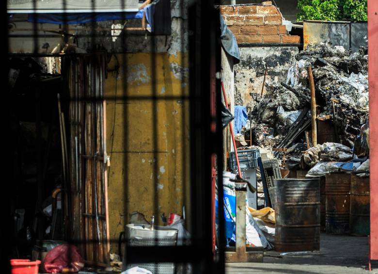 Al frente del inquilinato funciona una bodega de reciclaje que se habría incendiado en días recientes, hecho que hace hincapié en el riesgo que enfrenta la zona. Foto: Andrés Camilo Suárez Echeverry