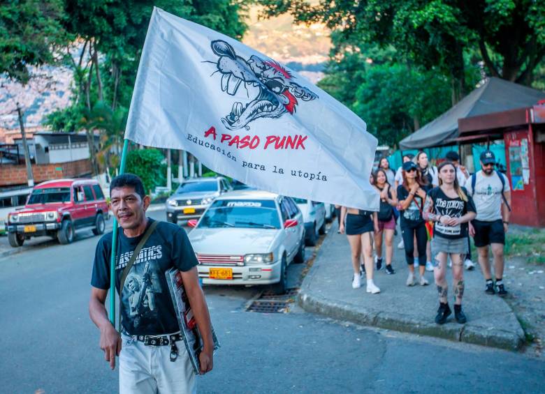 Carlos David conoció el punk en la fiesta de 15 años de una vecina del barrio Castilla. Foto Esneyder Gutiérrez.