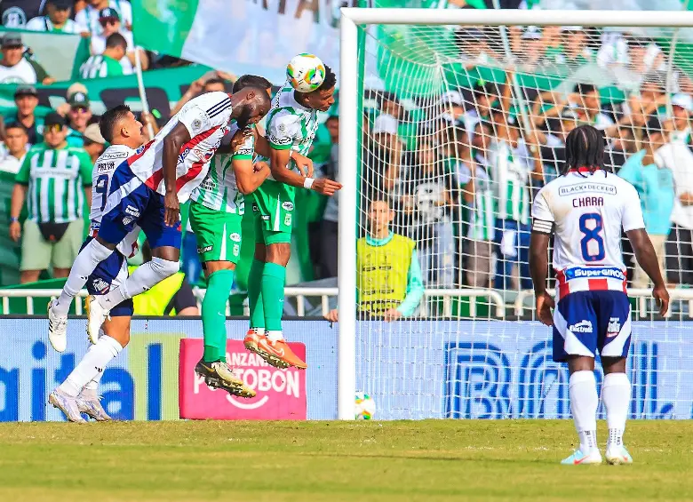 Tesillo, quien despeja el balón en la imagen, se le viene viendo oportuno en varias jugadas de ataque de los equipos rivales que enfrenta. Con su liderazgo y experiencia, viene siendo pilar para sus demás compañeros. Fotos: Andrés Camilo Suárez Echeverry, Manuel Saldarriaga, Colprensa, Getty